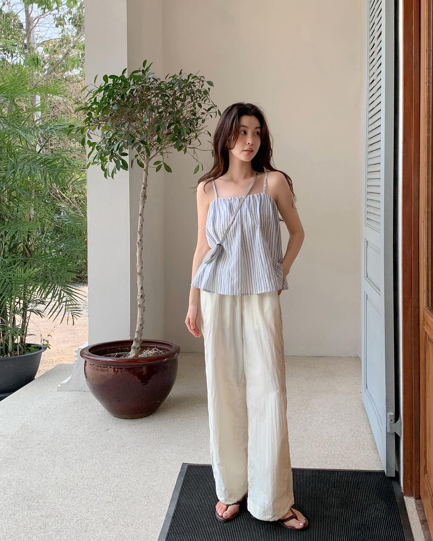 4 cách mặc quần ống rộng nhẹ mát, trẻ trung khi đi du lịch-5