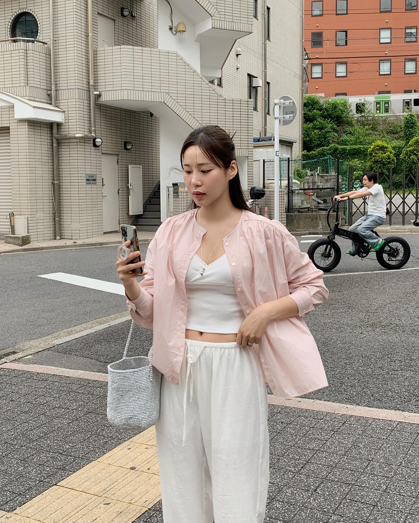 4 cách mặc quần ống rộng nhẹ mát, trẻ trung khi đi du lịch-8