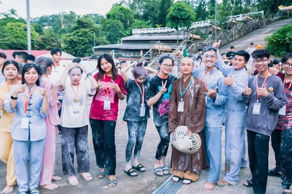 Nghỉ hè gửi con về quê nhờ bà chăm, 1 tháng sau về đón con mẹ tá hoả không nhận ra con gái xinh ngày nào-5