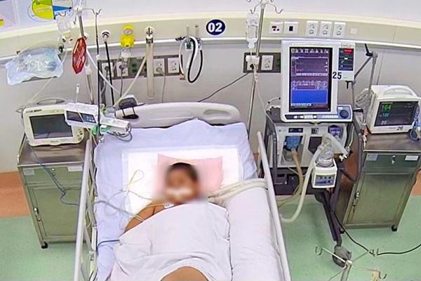 Từ một nốt nhọt da, bé trai 11 tuổi bị viêm phổi hoại tử nặng-1