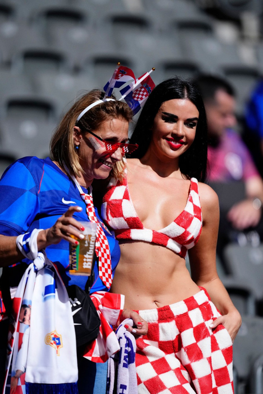 Vẻ đẹp đốt cháy khán đài EURO 2024-2