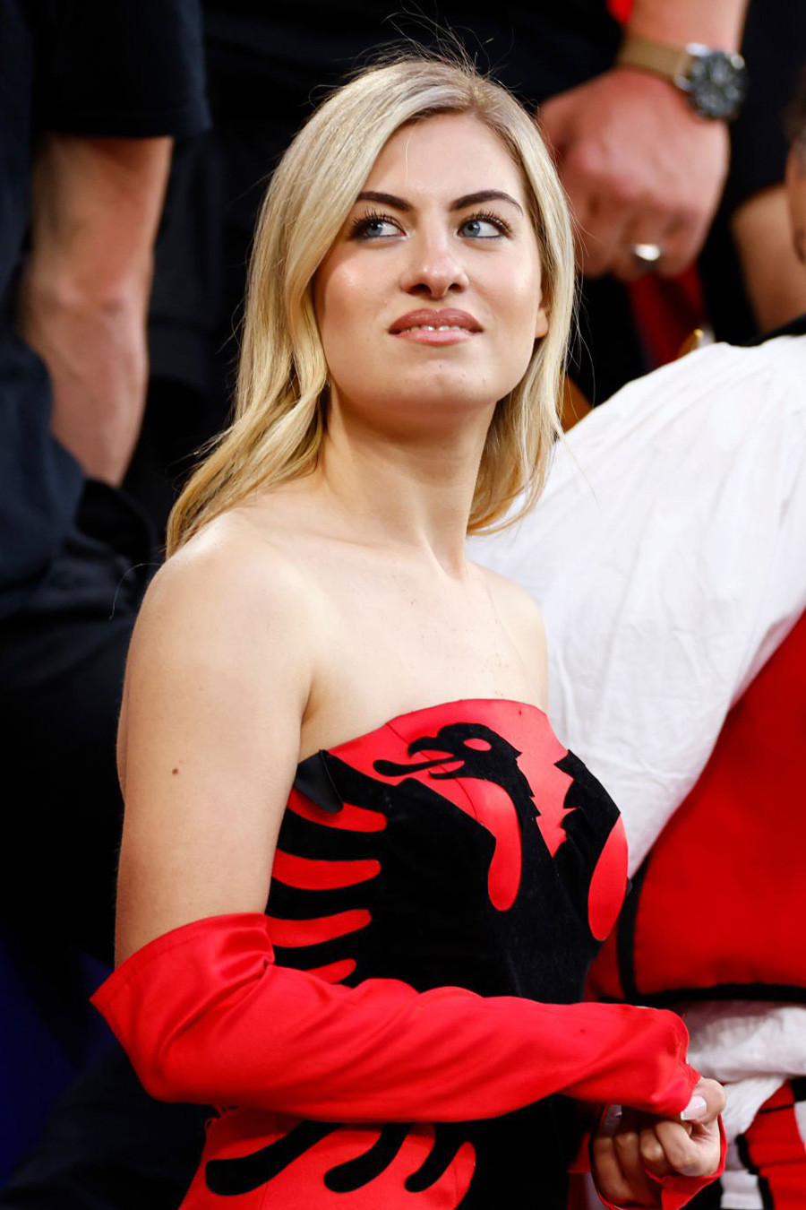 Vẻ đẹp đốt cháy khán đài EURO 2024-10