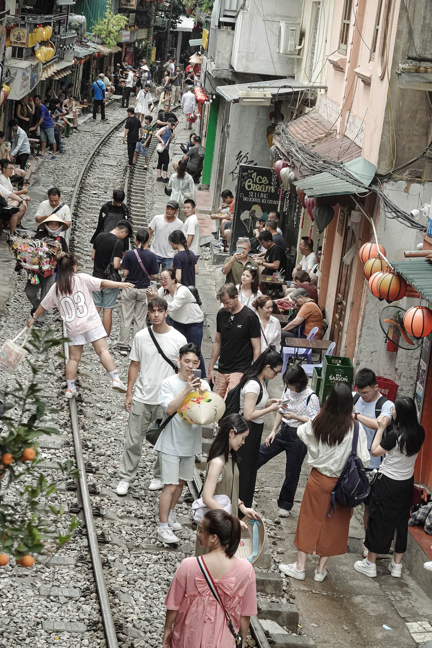 Cảnh khó tin ở phố cà phê đường tàu sau vụ cô gái lao ra đường ray-3