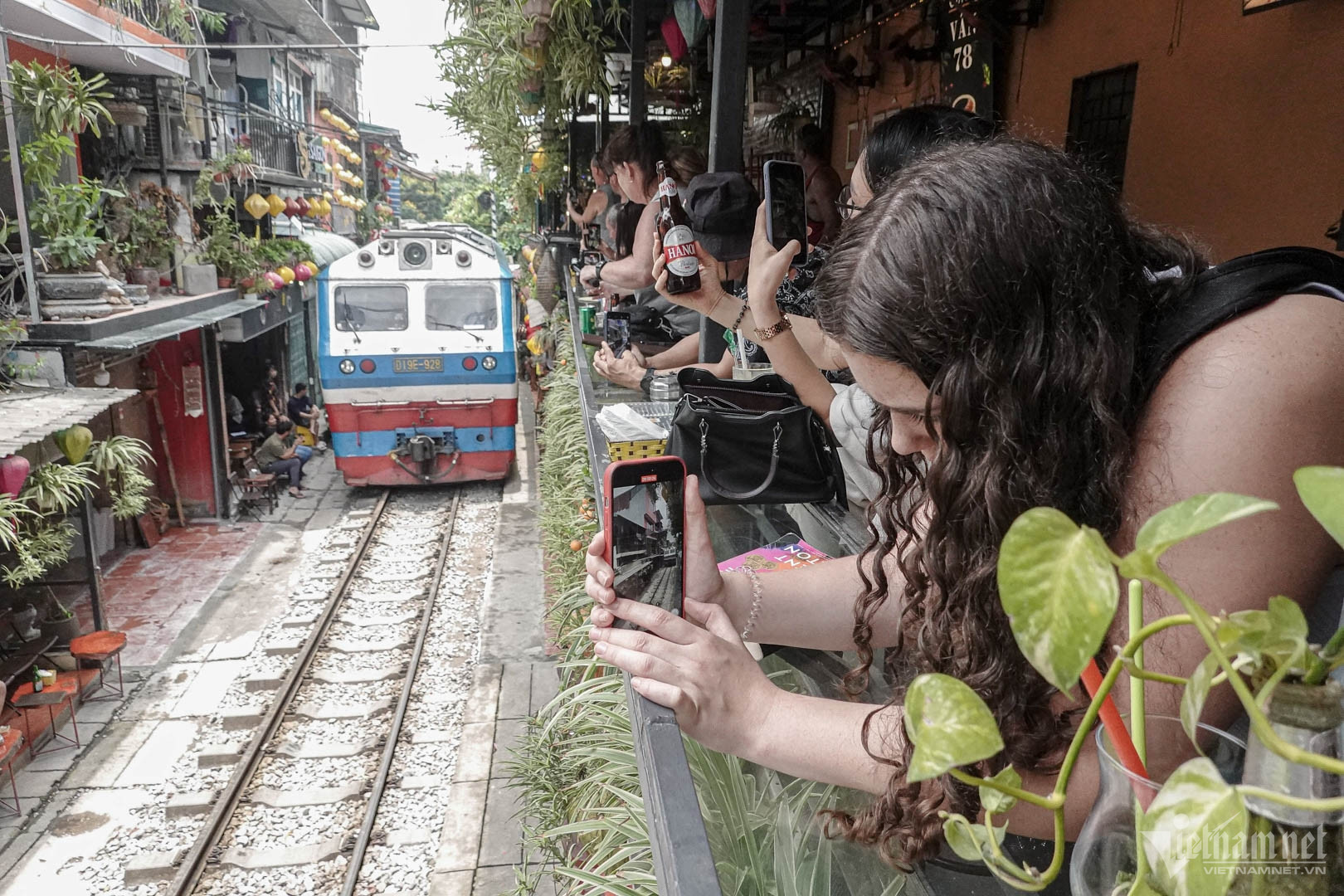 Cảnh khó tin ở phố cà phê đường tàu sau vụ cô gái lao ra đường ray-4