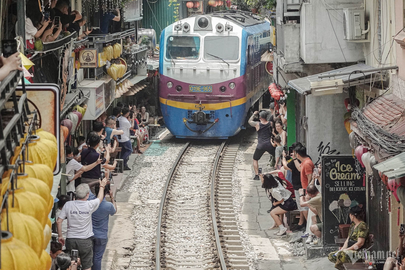 Cảnh khó tin ở phố cà phê đường tàu sau vụ cô gái lao ra đường ray-5