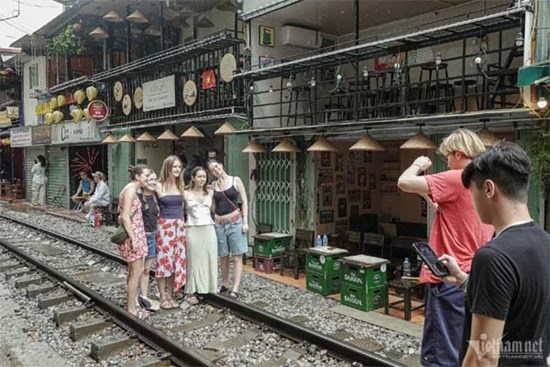 Cảnh khó tin ở phố cà phê đường tàu sau vụ cô gái lao ra đường ray