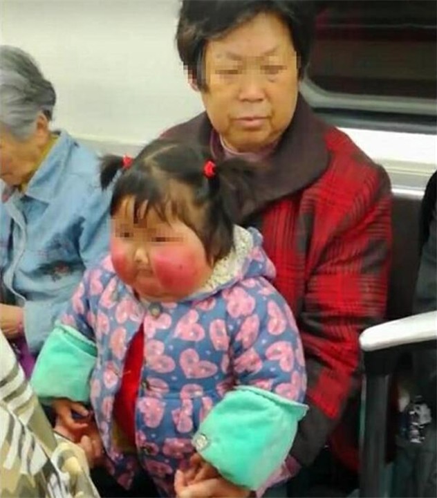 Nghỉ hè gửi con về quê nhờ bà chăm, 1 tháng sau về đón con mẹ tá hoả không nhận ra con gái xinh ngày nào-2