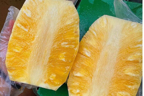 Hơn 100.000 đồng một quả dứa “lạ”, chị em vẫn “rút ví” mua ăn thử