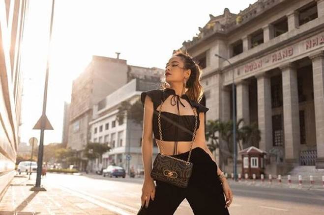 Những món đồ không nên diện đi làm dù đang là mốt được giới trẻ yêu thích-1