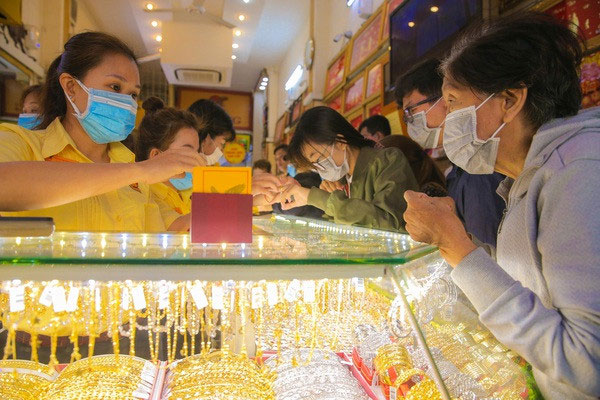 Giá vàng hôm nay 25/6/2024 tăng, nguy cơ bán tháo-1