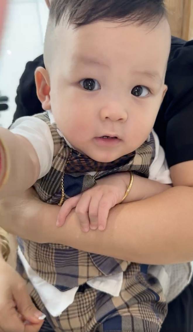 Phương Trinh Jolie lên chức mẹ 3 con, làm tiệc thôi nôi cho quý tử hoành tráng, nhìn mâm cúng hội mẹ bỉm tròn mắt-4