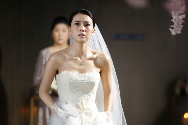 Nhân tình bị vợ túm tóc, chồng vội vàng phóng xe bỏ chạy-3