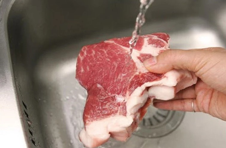 Sai lầm tai hại khi luộc thịt, 90% bà nội trợ mắc phải-1