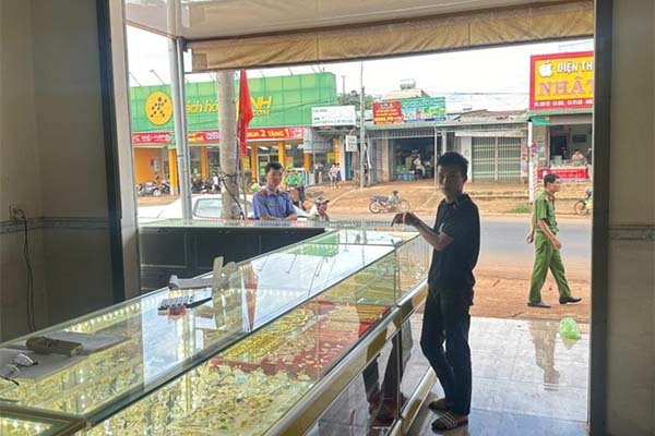 Làm rõ vụ nam thanh niên giả danh công an để tiếp cận các sinh viên nữ với ý đồ xấu-3