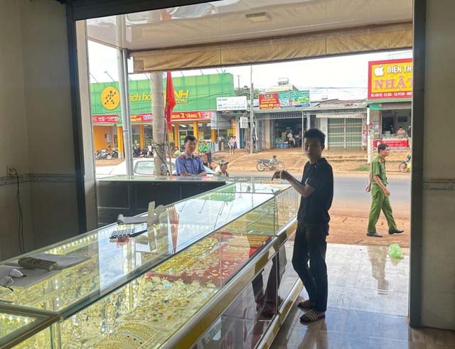 Bắt giữ thiếu niên 17 tuổi cướp giật tại tiệm vàng-1