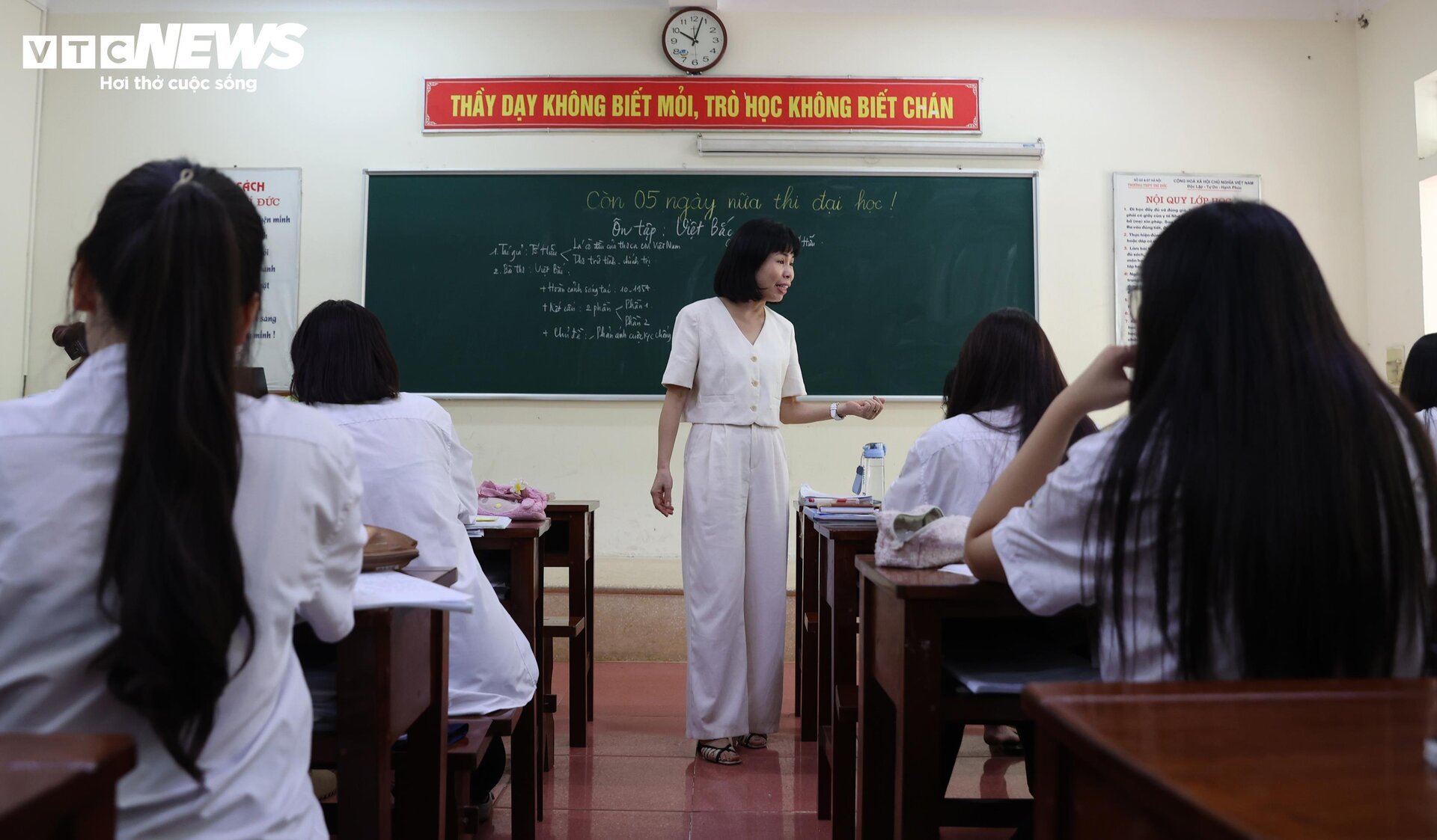 Sĩ tử ăn ngủ tại trường, tận dụng từng giây từng phút ôn thi tốt nghiệp THPT-3