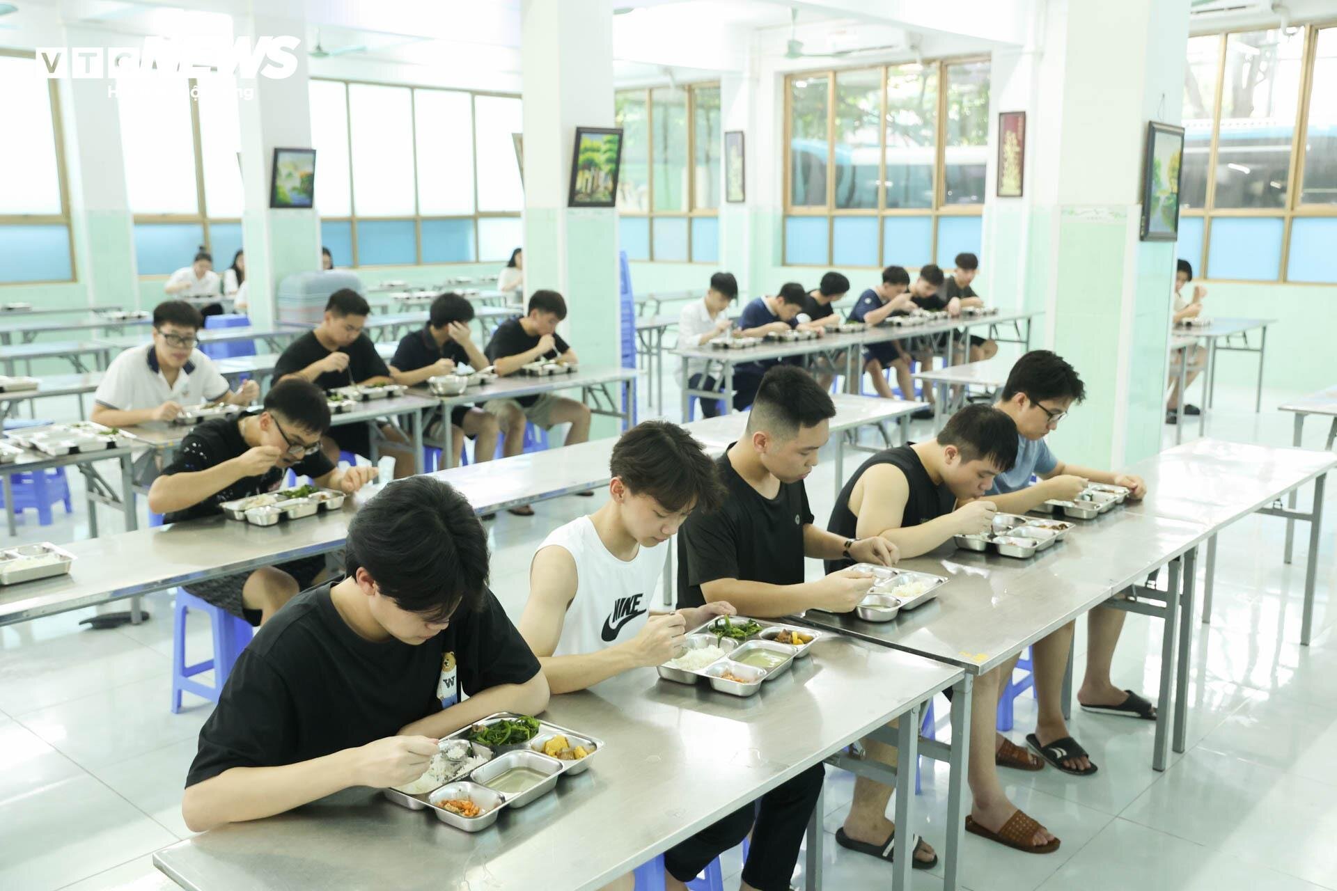 Sĩ tử ăn ngủ tại trường, tận dụng từng giây từng phút ôn thi tốt nghiệp THPT-11