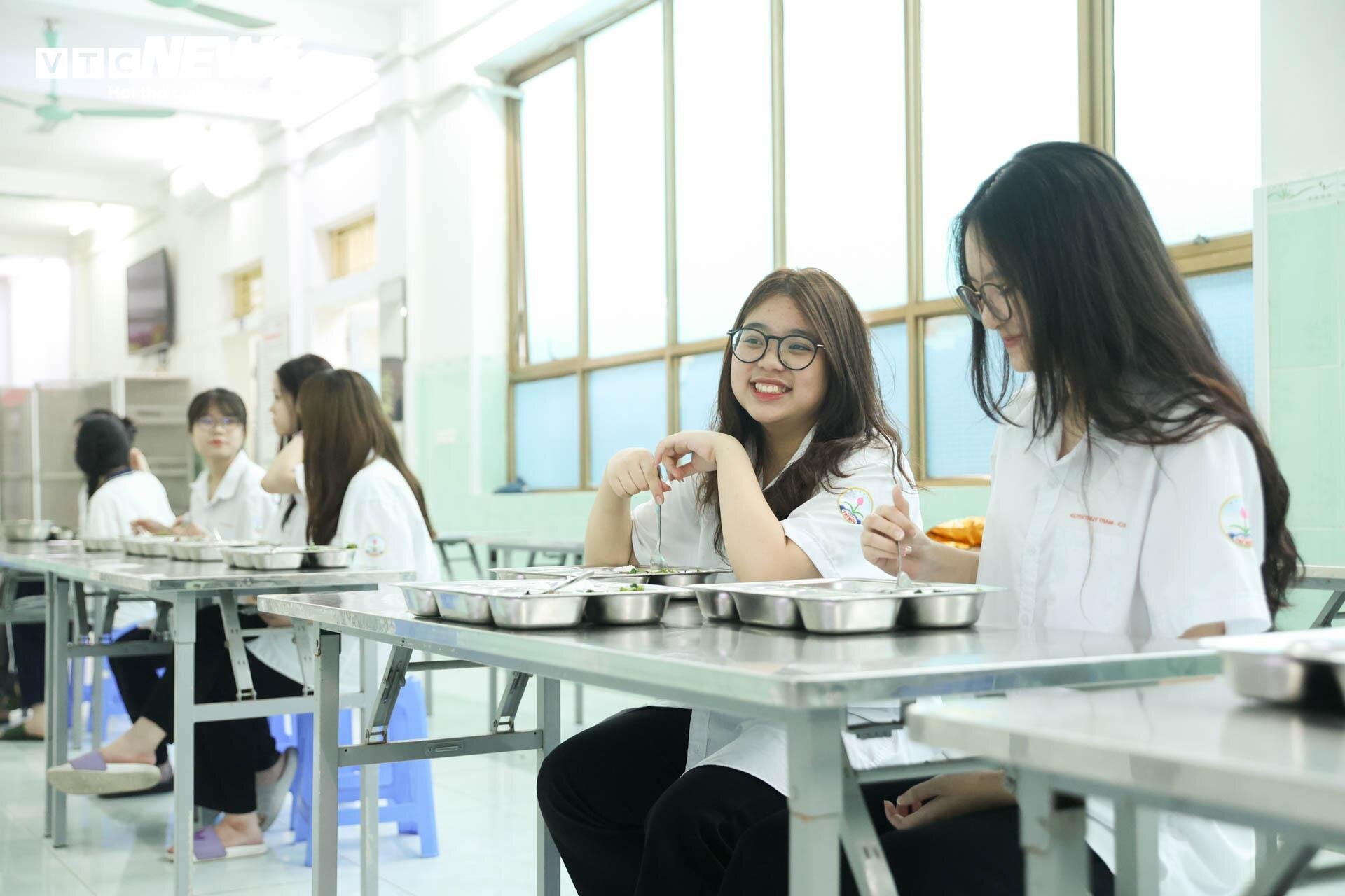 Sĩ tử ăn ngủ tại trường, tận dụng từng giây từng phút ôn thi tốt nghiệp THPT-13