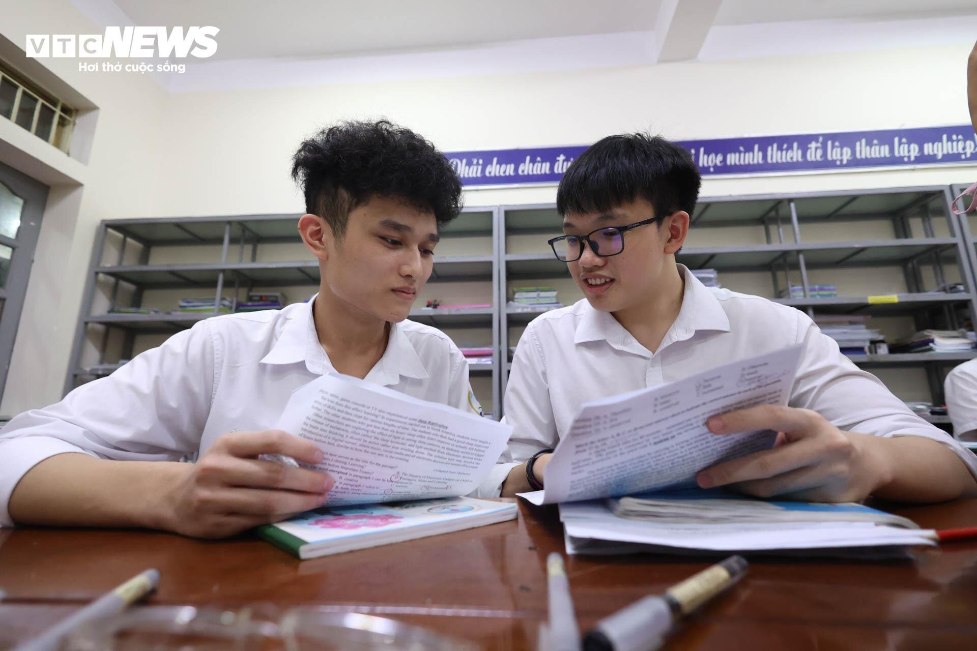 Sĩ tử ăn ngủ tại trường, tận dụng từng giây từng phút ôn thi tốt nghiệp THPT-15