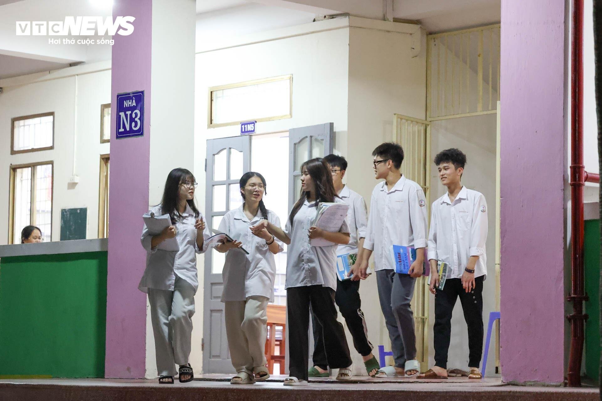 Sĩ tử ăn ngủ tại trường, tận dụng từng giây từng phút ôn thi tốt nghiệp THPT-19