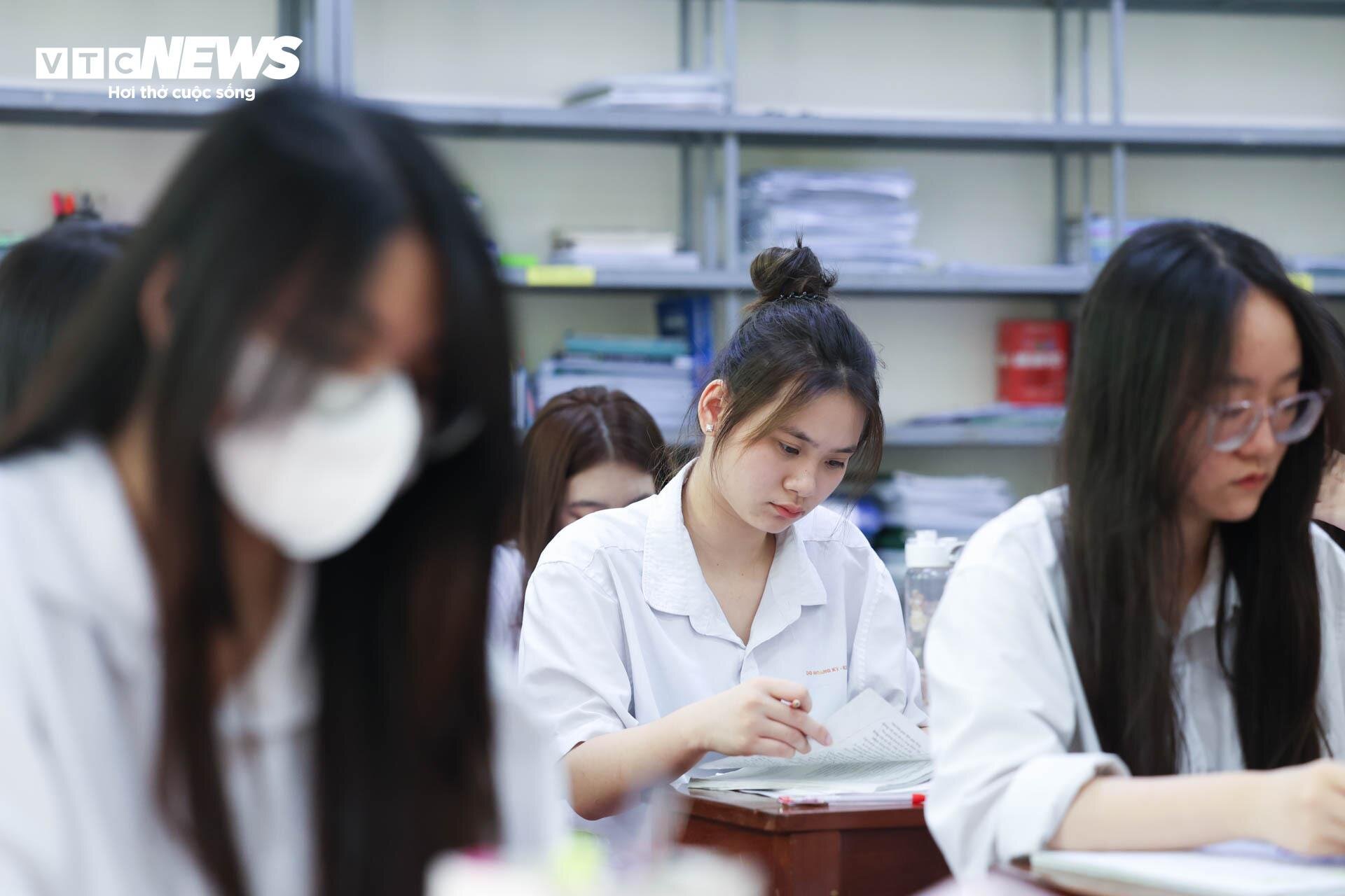 Sĩ tử ăn ngủ tại trường, tận dụng từng giây từng phút ôn thi tốt nghiệp THPT-5