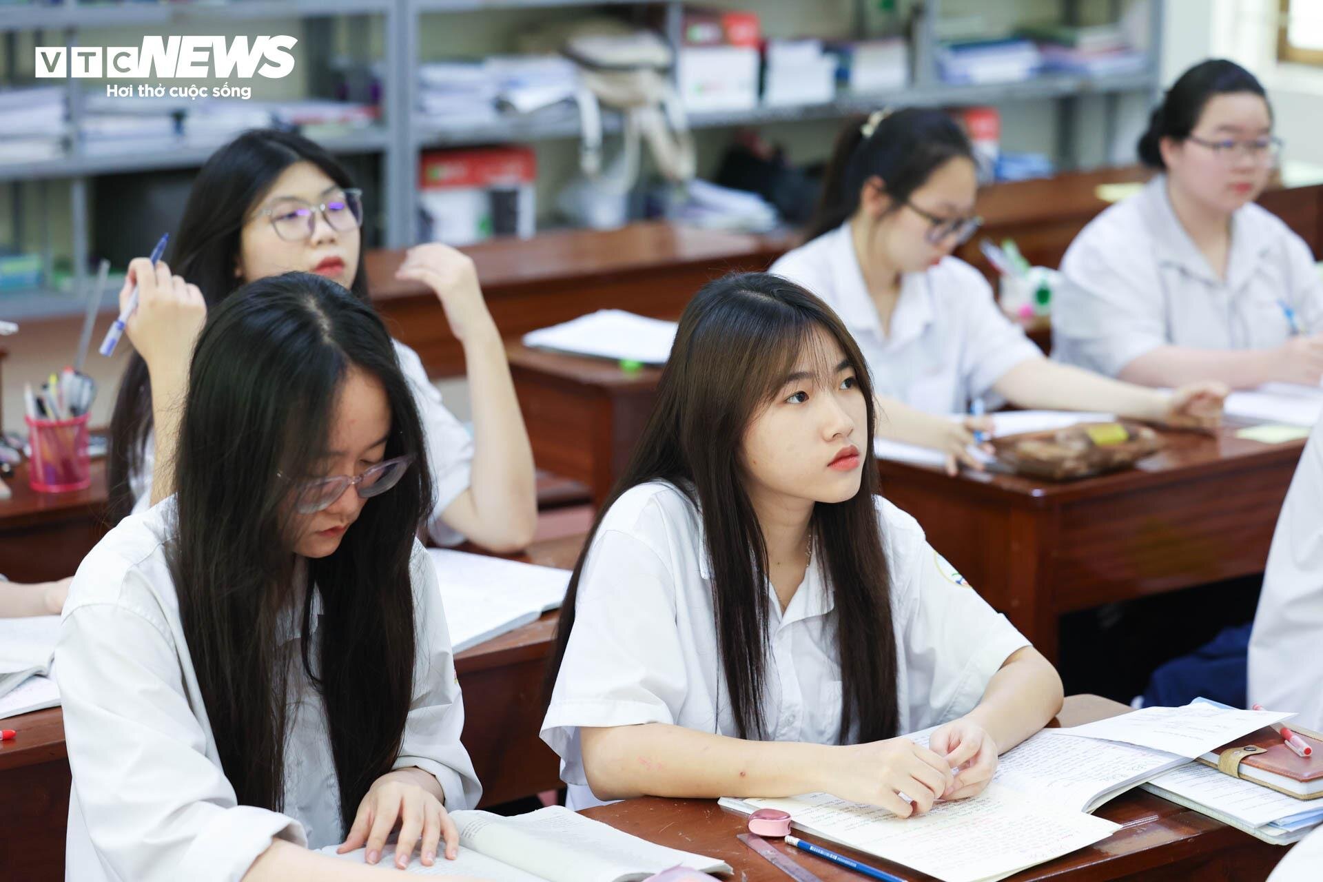 Sĩ tử ăn ngủ tại trường, tận dụng từng giây từng phút ôn thi tốt nghiệp THPT-2