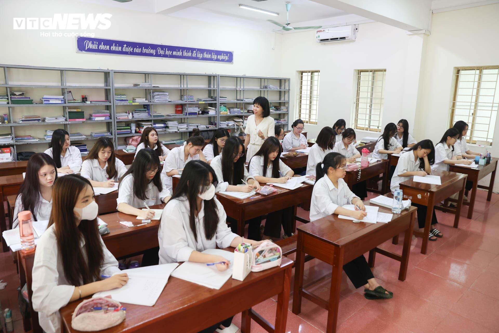 Sĩ tử ăn ngủ tại trường, tận dụng từng giây từng phút ôn thi tốt nghiệp THPT-1