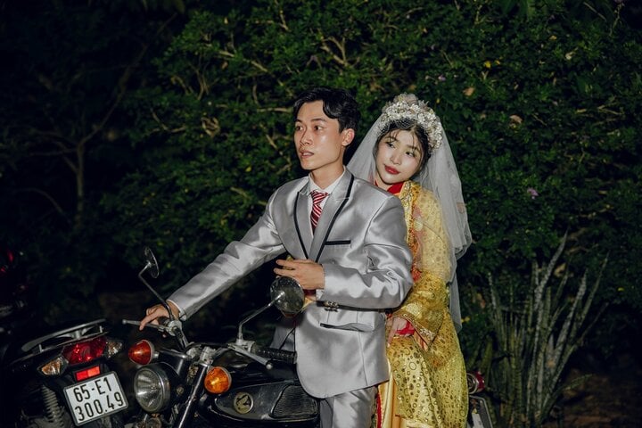 Cặp vợ chồng gen Z gây sốt với đám cưới y hệt hôn lễ của bố mẹ 3 thập kỷ trước-8