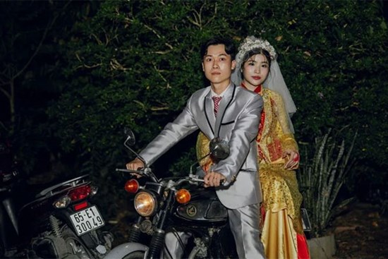 Cặp vợ chồng gen Z gây sốt với đám cưới y hệt hôn lễ của bố mẹ 3 thập kỷ trước