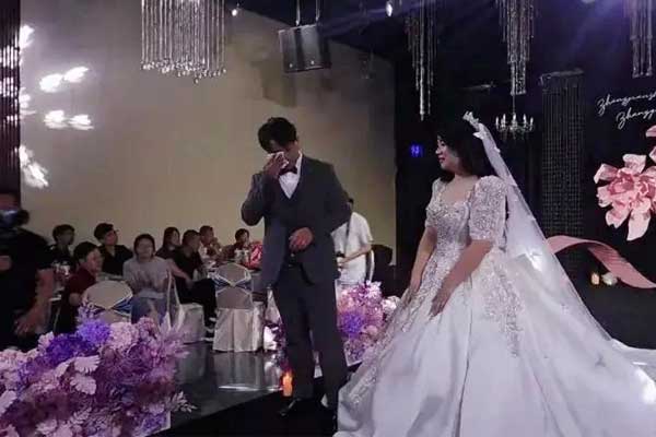 Người mẹ đã mất bất ngờ xuất hiện trong đám cưới, chú rể bật khóc nức nở-1