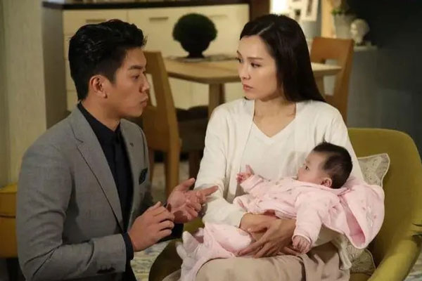 Đi du lịch hè cùng công ty 3 ngày, lúc về thấy vết lạ trên ghế sofa phòng khách, tôi ngờ vực nhìn chồng-2