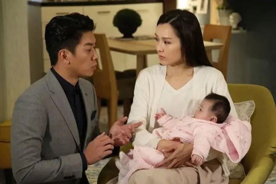 Cứ đến 12 giờ đêm là giúp việc lại gõ cửa phòng ngủ vợ chồng tôi, biết sự thật đằng sau tôi đỏ mặt xấu hổ