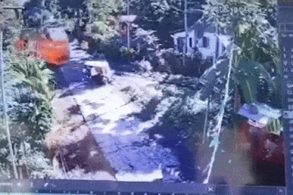 Clip: Xe ba bánh bị tàu hỏa tông trúng, 3 người văng xuống đường