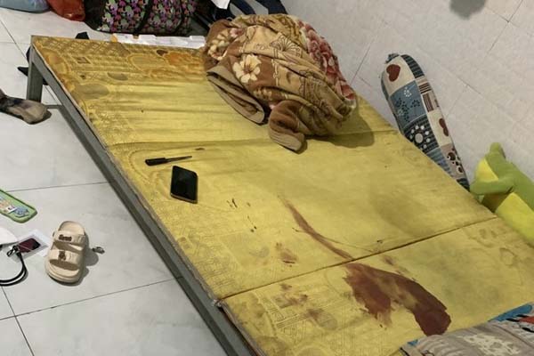 Kinh hoàng cảnh xe đầu kéo rải cuộn thép xuống đường khi đang chạy-2