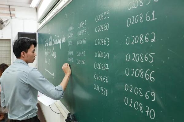 Gần 4.300 thí sinh tranh suất vào lớp 6 trường nóng nhất TP.HCM-4