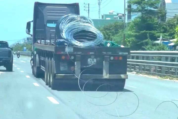 Kinh hoàng cảnh xe đầu kéo rải cuộn thép xuống đường khi đang chạy-1
