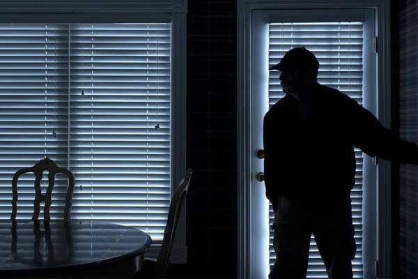 Bé trai nói có người lạ nấp trong nhà, bố mẹ không tin và cái kết rùng mình-1