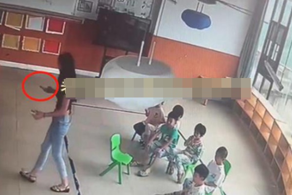 Bé 7 tuổi qua đời vì mắc nghẹn, giáo viên lỡ tín hiệu cầu cứu khi mải việc này-1