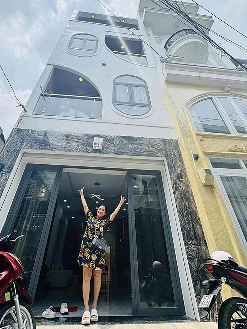Nghệ sĩ Tiết Cương và vợ kém 26 tuổi thăm nhà mới của MC Cát Tường-2