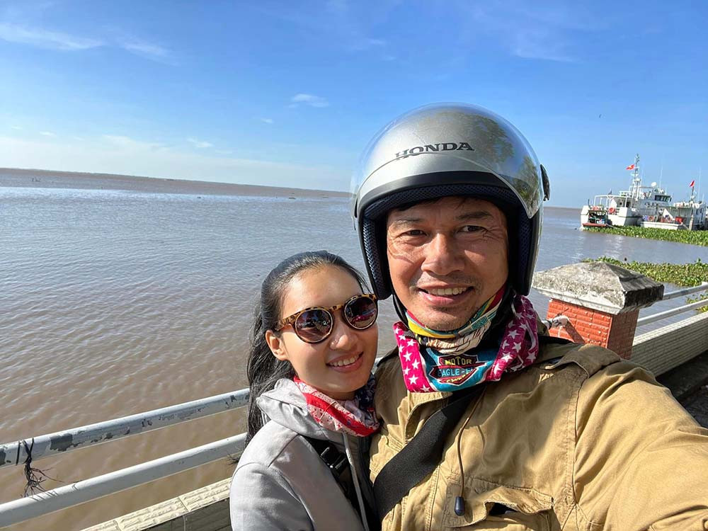 Nghệ sĩ Tiết Cương và vợ kém 26 tuổi thăm nhà mới của MC Cát Tường-1