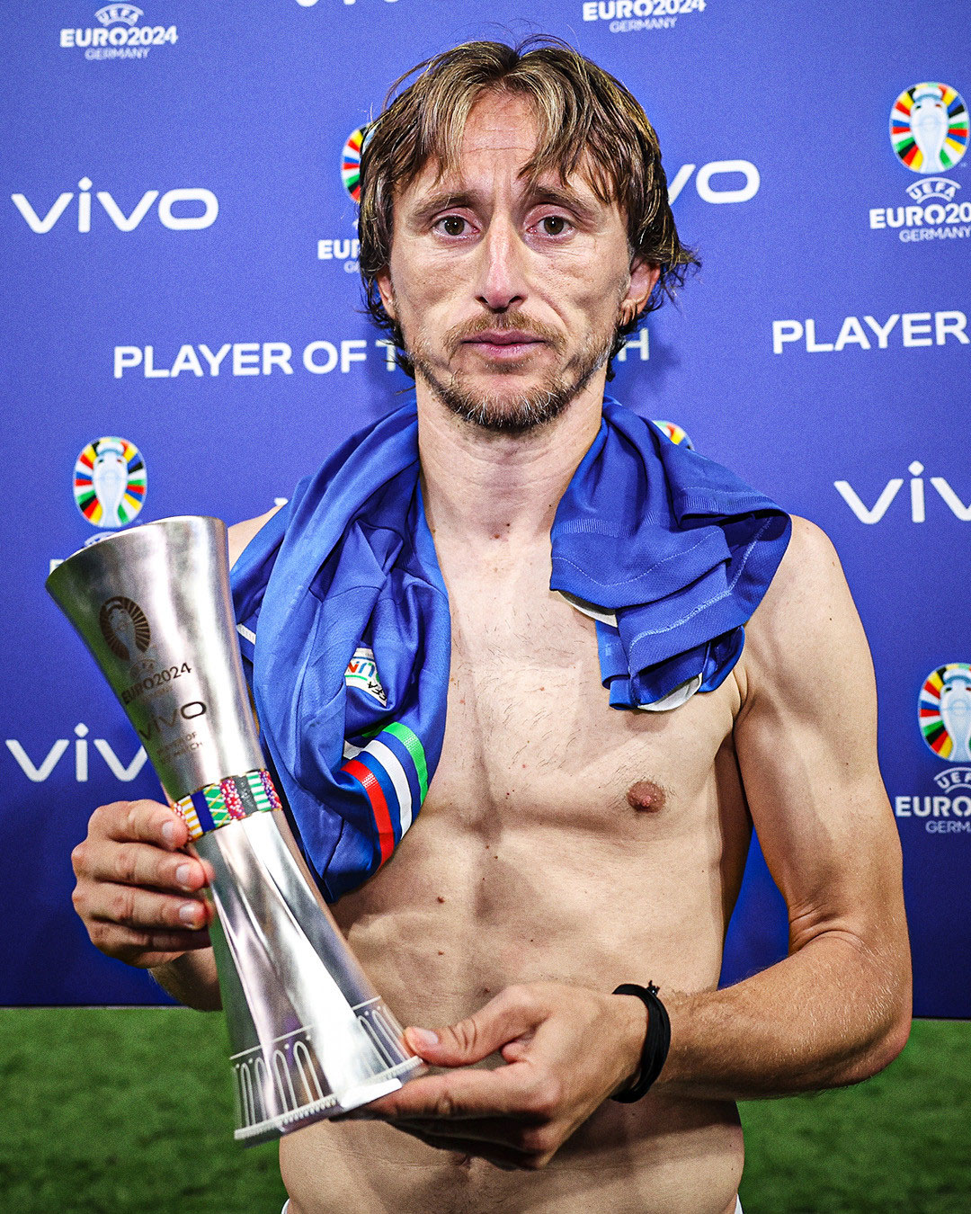 Khuôn mặt đau khổ của Luka Modric khi nhận giải cá nhân-4