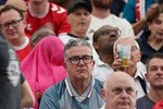 'Tiểu tam' che kín mặt ngồi trên khán đài xem người tình đá bóng giải Euro
