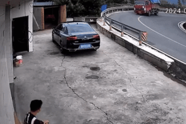 Clip: Vào cua tốc độ cao, xe tải chở ngô lật nghiêng vào nhà dân