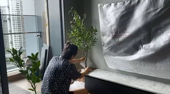 Youtuber từng muốn tương tác Trấn Thành khoe nhà mới, một điểm trong phòng khách làm dân mạng tranh cãi dữ dội-10