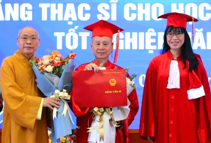 Bằng tiến sĩ của ông Thích Chân Quang: Chuyên gia nói bất thường, người hướng dẫn nói bình thường-1