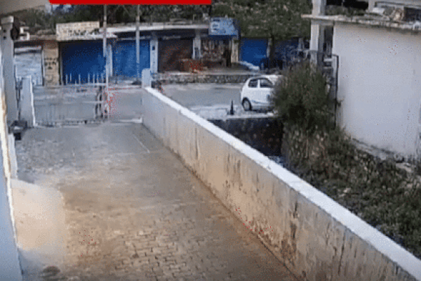 Clip: Ô tô mất lái đâm 3 người đi bộ trên phố tử vong