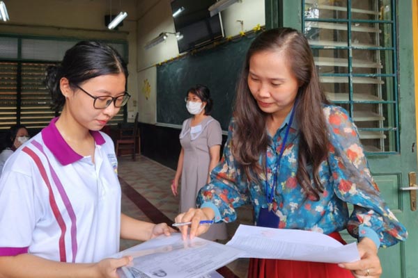 Nườm nượp sĩ tử về Văn Miếu ngồi lều chõng xin vía cầu may-19