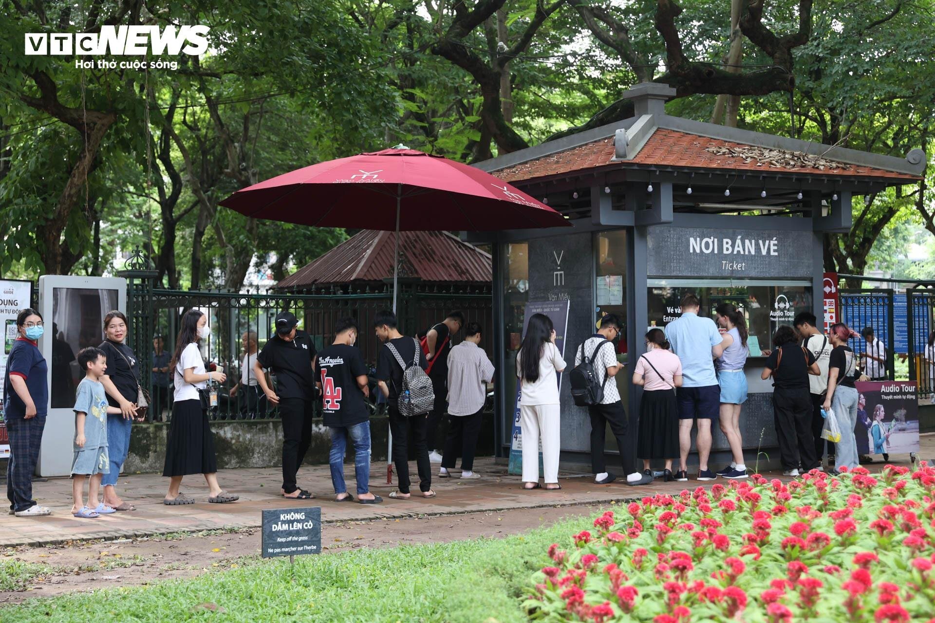 Nườm nượp sĩ tử về Văn Miếu ngồi lều chõng xin vía cầu may-2