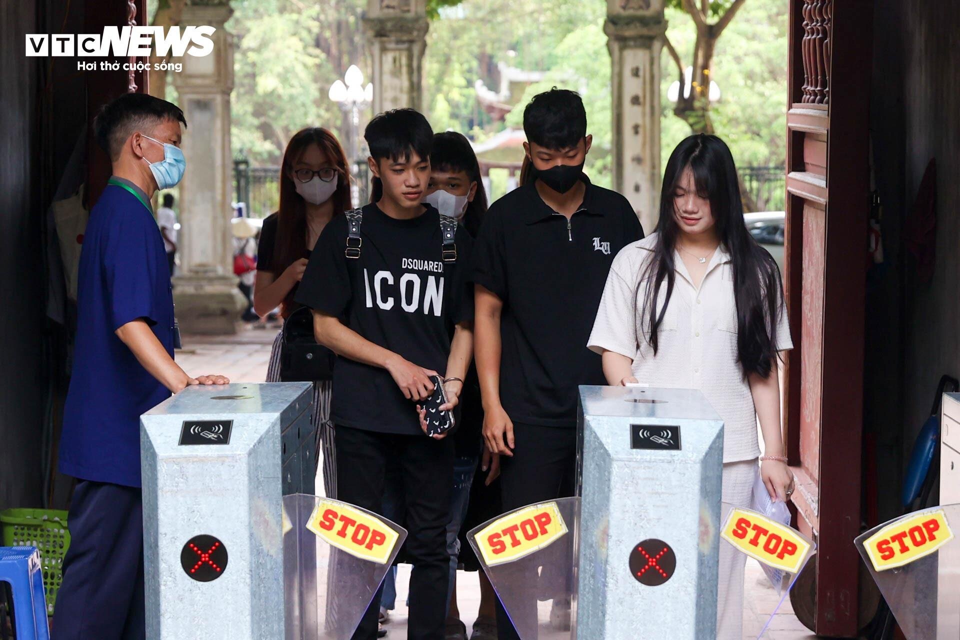 Nườm nượp sĩ tử về Văn Miếu ngồi lều chõng xin vía cầu may-3