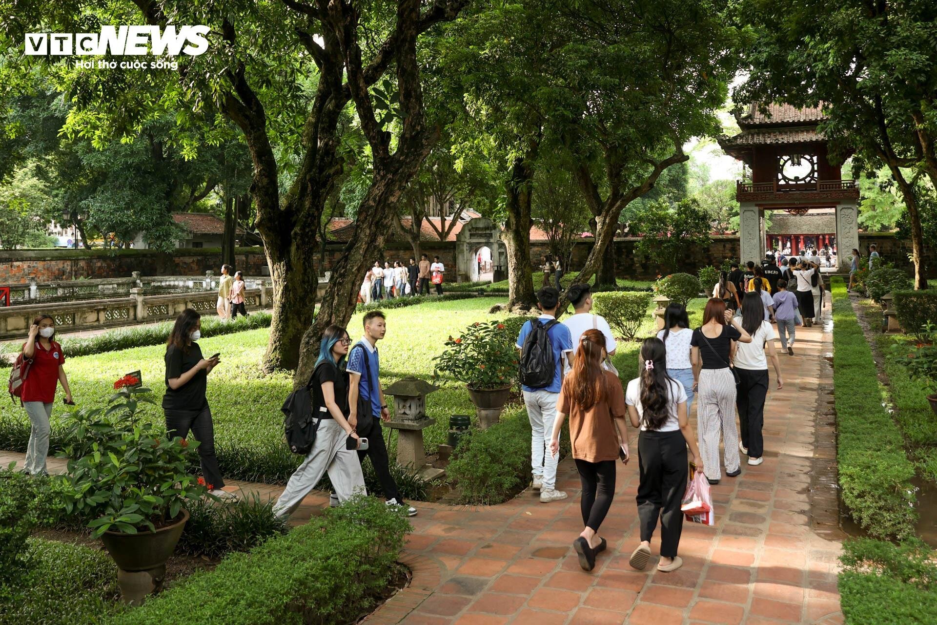 Nườm nượp sĩ tử về Văn Miếu ngồi lều chõng xin vía cầu may-1